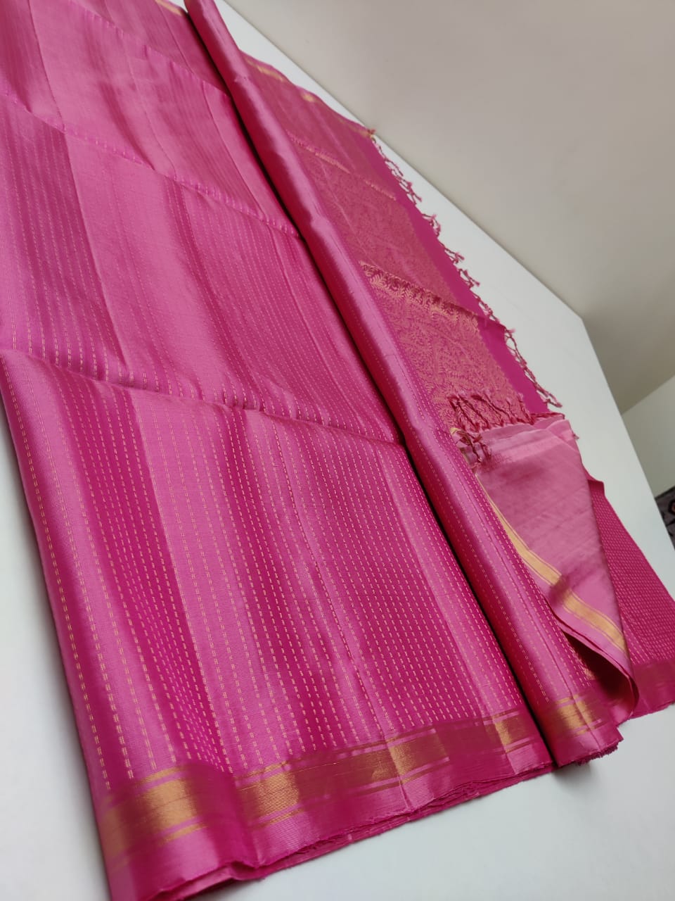 kanjivaram silk saree with double warp pink border weaving